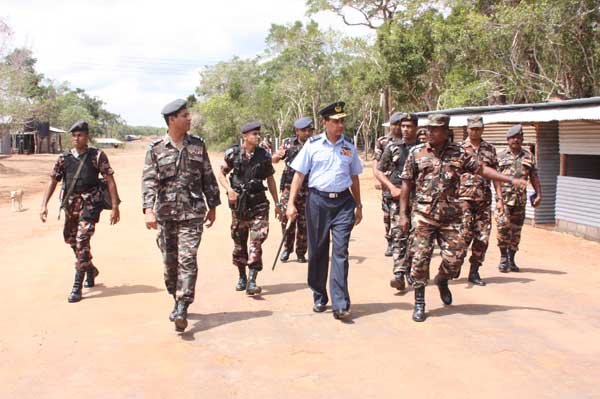 Commander visits SLAF Iranamadu and SLAF Mulaitivu Commander visits slaf iranamadu