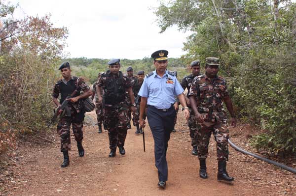 Commander visits SLAF Iranamadu and SLAF Mulaitivu Commander visits slaf iranamadu