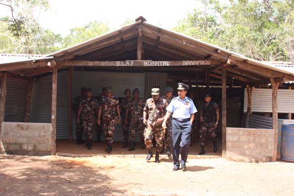 Commander visits SLAF Iranamadu and SLAF Mulaitivu Commander visits slaf iranamadu