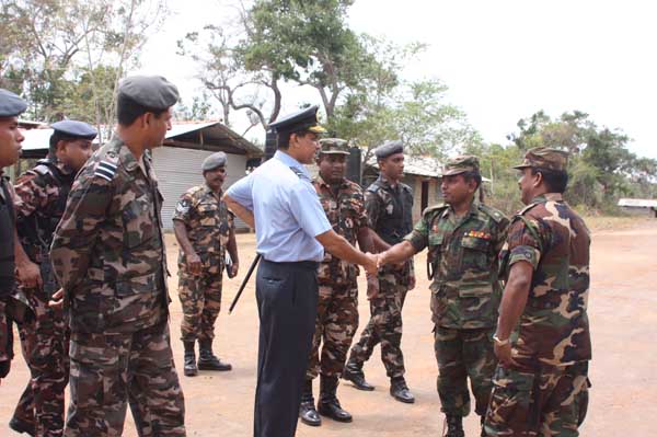 Commander visits SLAF Iranamadu and SLAF Mulaitivu Commander visits slaf iranamadu