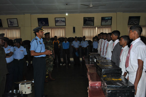 ගුවන් බාලදක්ෂයින්ව උණුසුම්ව පිළිගනී