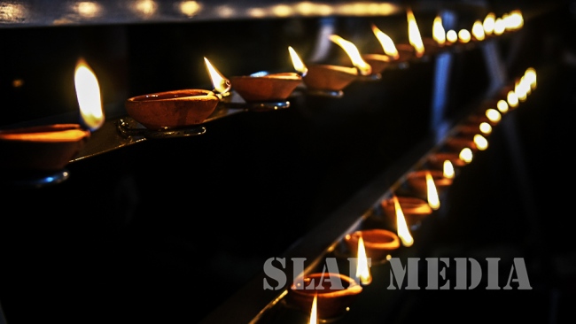 'Aaloka Pooja’ at Kelaniya for Fallen War Heroes
