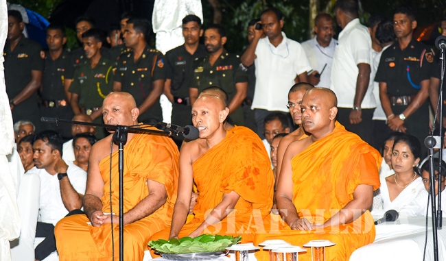 'Aaloka Pooja’ at Kelaniya for Fallen War Heroes