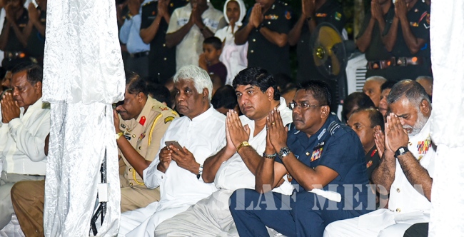 'Aaloka Pooja’ at Kelaniya for Fallen War Heroes