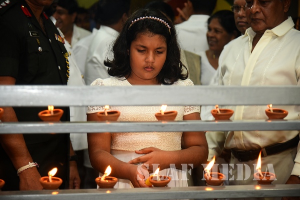 'Aaloka Pooja’ at Kelaniya for Fallen War Heroes