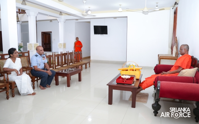 COMMANDER OF THE AIR FORCE PAYS HOMAGE TO SACRED SITES IN ANURADHAPURA