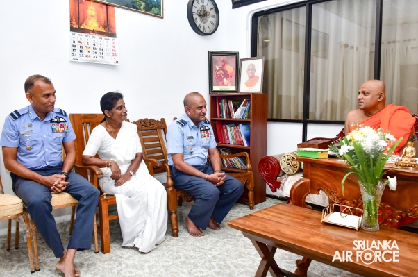 COMMANDER OF THE AIR FORCE PAYS HOMAGE TO SACRED SITES IN ANURADHAPURA