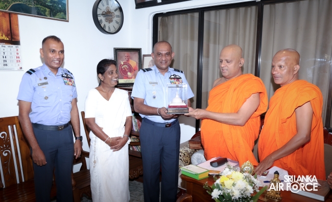 COMMANDER OF THE AIR FORCE PAYS HOMAGE TO SACRED SITES IN ANURADHAPURA