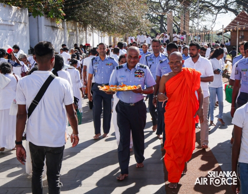 COMMANDER OF THE AIR FORCE PAYS HOMAGE TO SACRED SITES IN ANURADHAPURA