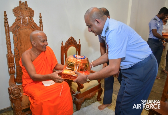 COMMANDER OF THE AIR FORCE PAYS HOMAGE TO SACRED SITES IN ANURADHAPURA