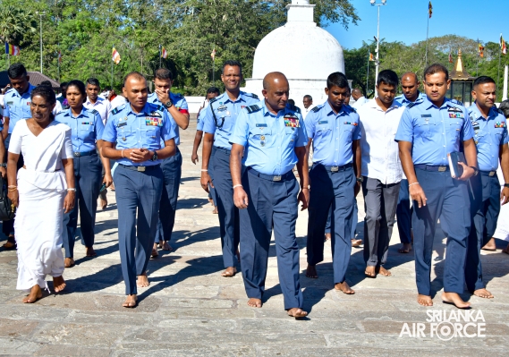 COMMANDER OF THE AIR FORCE PAYS HOMAGE TO SACRED SITES IN ANURADHAPURA