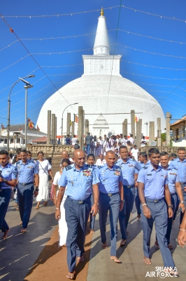 COMMANDER OF THE AIR FORCE PAYS HOMAGE TO SACRED SITES IN ANURADHAPURA