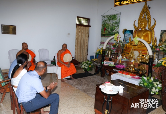 COMMANDER OF THE AIR FORCE PAYS HOMAGE TO SACRED SITES IN ANURADHAPURA