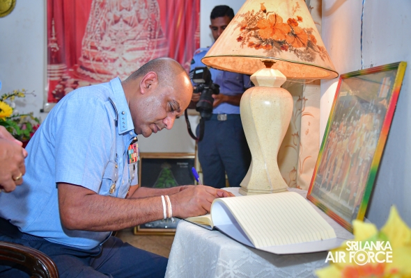 COMMANDER OF THE AIR FORCE PAYS HOMAGE TO SACRED SITES IN ANURADHAPURA