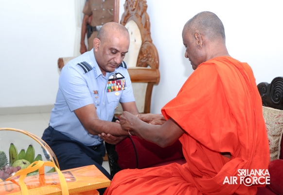 COMMANDER OF THE AIR FORCE PAYS HOMAGE TO SACRED SITES IN ANURADHAPURA