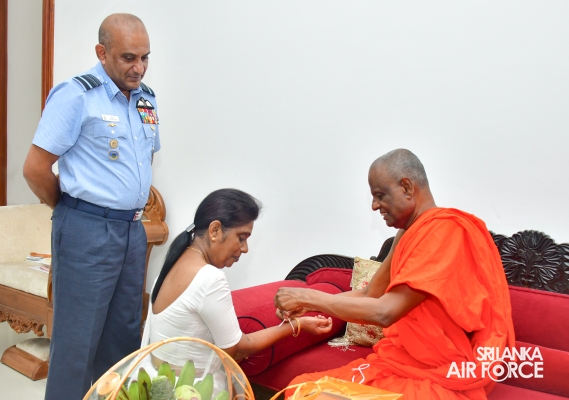 COMMANDER OF THE AIR FORCE PAYS HOMAGE TO SACRED SITES IN ANURADHAPURA