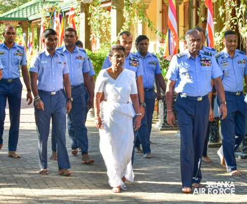 COMMANDER OF THE AIR FORCE PAYS HOMAGE TO SACRED SITES IN ANURADHAPURA