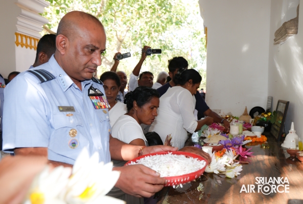 COMMANDER OF THE AIR FORCE PAYS HOMAGE TO SACRED SITES IN ANURADHAPURA