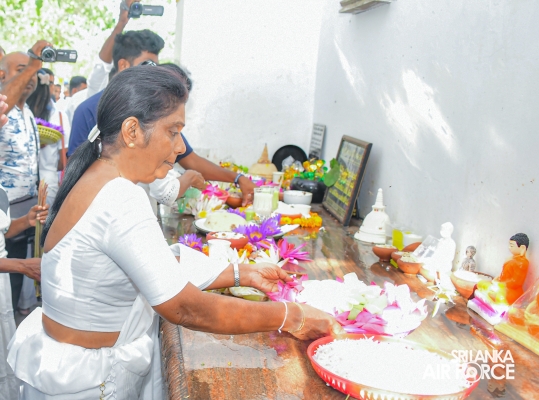 COMMANDER OF THE AIR FORCE PAYS HOMAGE TO SACRED SITES IN ANURADHAPURA