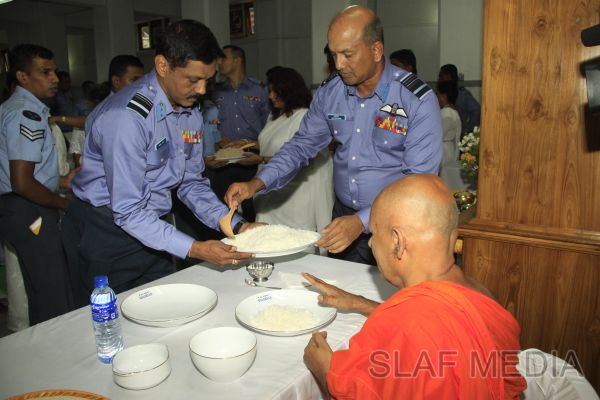 ශ්රී ලංකා ගුවන් හමුදා බැතිබර දායකත්වයෙන් ශ්රී දළදා මාලිගාවේ දානමය පිංකමක්