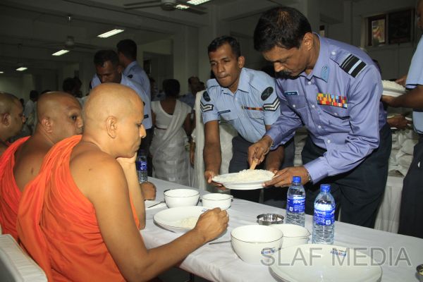 ශ්රී ලංකා ගුවන් හමුදා බැතිබර දායකත්වයෙන් ශ්රී දළදා මාලිගාවේ දානමය පිංකමක්