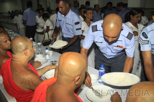 ශ්රී ලංකා ගුවන් හමුදා බැතිබර දායකත්වයෙන් ශ්රී දළදා මාලිගාවේ දානමය පිංකමක්