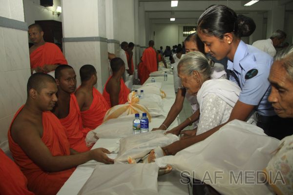 ශ්රී ලංකා ගුවන් හමුදා බැතිබර දායකත්වයෙන් ශ්රී දළදා මාලිගාවේ දානමය පිංකමක්