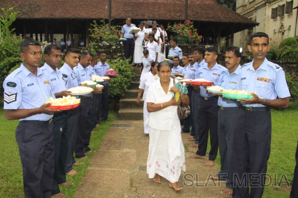 ශ්රී ලංකා ගුවන් හමුදා බැතිබර දායකත්වයෙන් ශ්රී දළදා මාලිගාවේ දානමය පිංකමක්