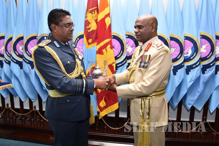 Commander of the Army Calls on the Commander of the Air Force