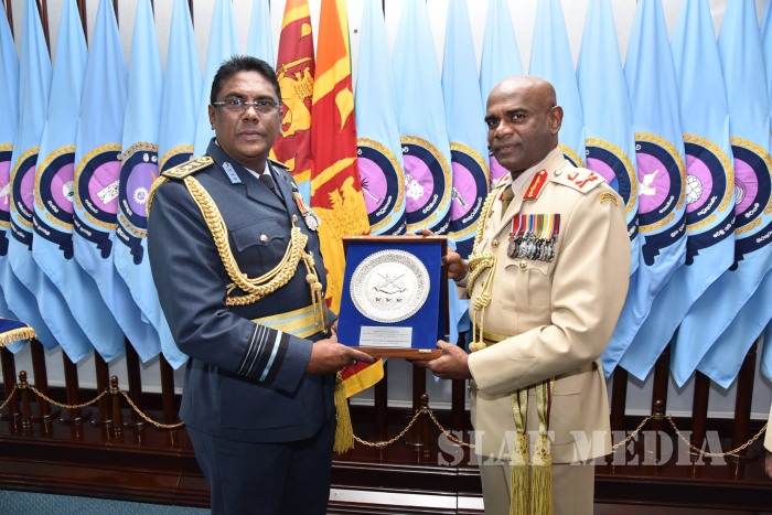 Commander of the Army Calls on the Commander of the Air Force