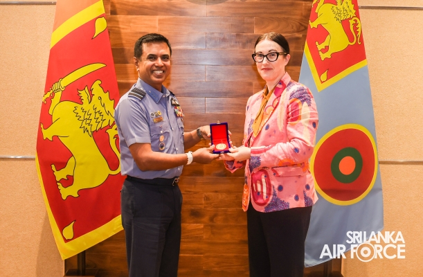 AUSTRALIAN
DELEGATION MEETS SLAF COMMANDER FOR INAUGURAL DEFENCE POLICY TALKS