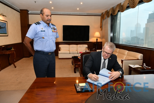 Australian High Commissioner Calls on the Commander of the Air Force