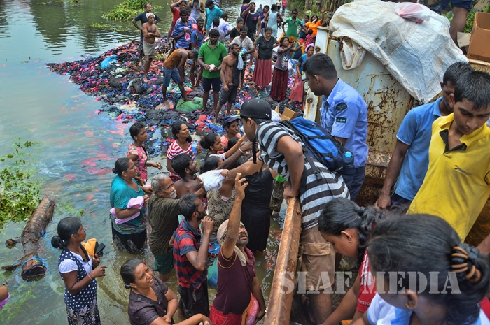 SVU SLAF Base Ratmalana Distributes Flood Relief Items