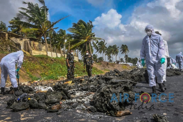 TROOPS
FROM SLAF BASE KATUNAYAKE DEPLOYED TO COLLECT SHIP DEBRIS ALONG COASTAL
BELT