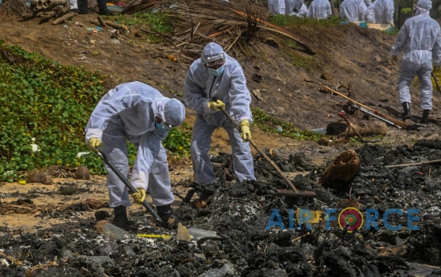 TROOPS
FROM SLAF BASE KATUNAYAKE DEPLOYED TO COLLECT SHIP DEBRIS ALONG COASTAL
BELT