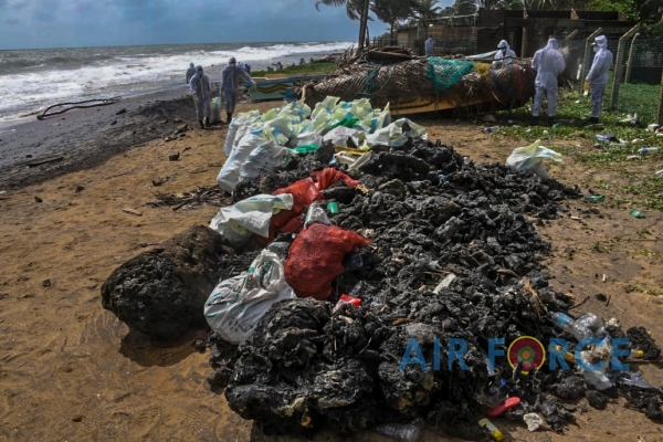 TROOPS
FROM SLAF BASE KATUNAYAKE DEPLOYED TO COLLECT SHIP DEBRIS ALONG COASTAL
BELT