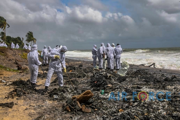 TROOPS
FROM SLAF BASE KATUNAYAKE DEPLOYED TO COLLECT SHIP DEBRIS ALONG COASTAL
BELT
