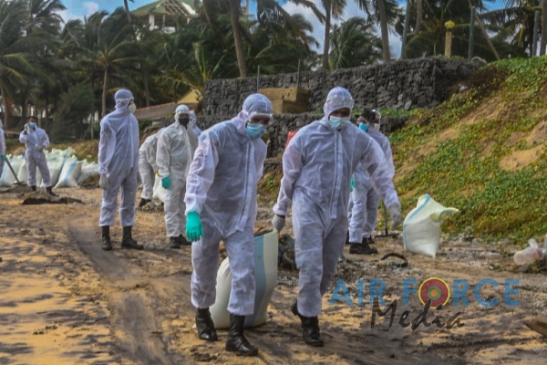 TROOPS
FROM SLAF BASE KATUNAYAKE DEPLOYED TO COLLECT SHIP DEBRIS ALONG COASTAL
BELT