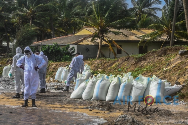 TROOPS
FROM SLAF BASE KATUNAYAKE DEPLOYED TO COLLECT SHIP DEBRIS ALONG COASTAL
BELT