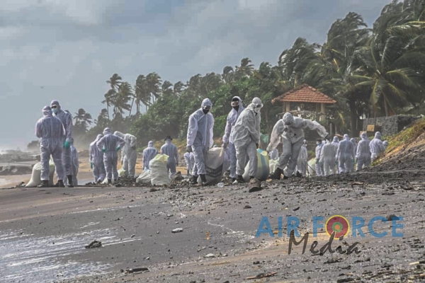 TROOPS
FROM SLAF BASE KATUNAYAKE DEPLOYED TO COLLECT SHIP DEBRIS ALONG COASTAL
BELT