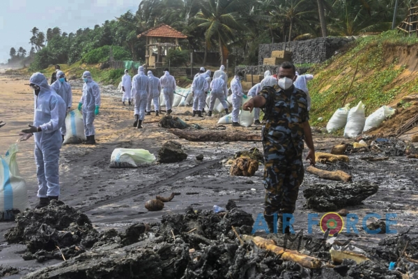 TROOPS
FROM SLAF BASE KATUNAYAKE DEPLOYED TO COLLECT SHIP DEBRIS ALONG COASTAL
BELT