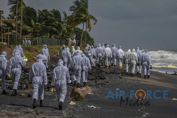 TROOPS
FROM SLAF BASE KATUNAYAKE DEPLOYED TO COLLECT SHIP DEBRIS ALONG COASTAL
BELT