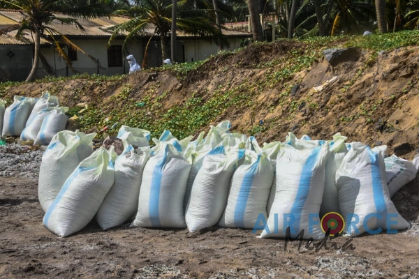 TROOPS
FROM SLAF BASE KATUNAYAKE DEPLOYED TO COLLECT SHIP DEBRIS ALONG COASTAL
BELT