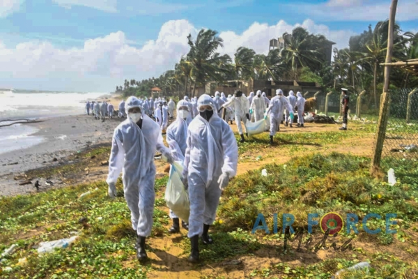 TROOPS
FROM SLAF BASE KATUNAYAKE DEPLOYED TO COLLECT SHIP DEBRIS ALONG COASTAL
BELT
