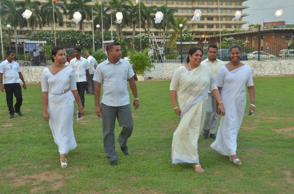 Vesak Bathi Gee Saraniya 2014