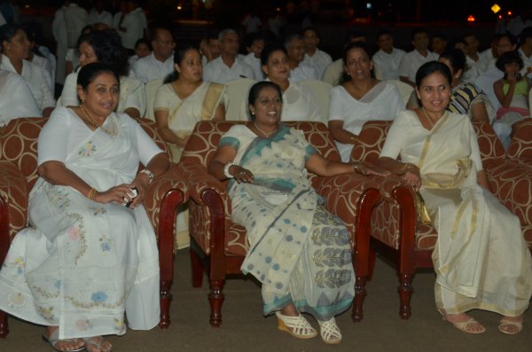 Vesak Bathi Gee Saraniya 2014