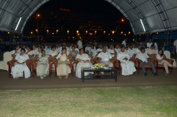 Vesak Bathi Gee Saraniya 2014
