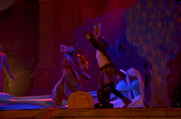 Vesak Bathi Gee Saraniya 2014