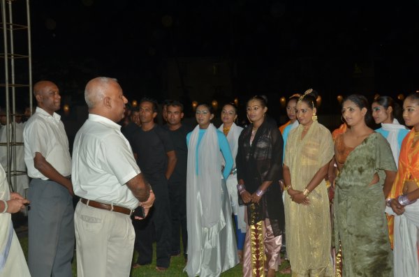 Vesak Bathi Gee Saraniya 2014
