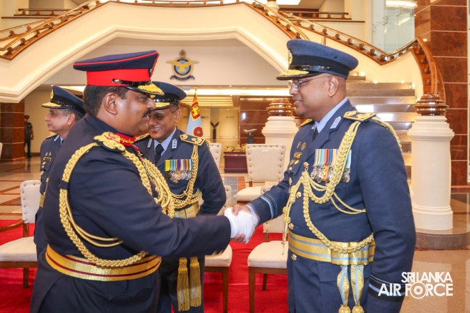 COMMANDER OF THE SRI LANKA ARMY PAYS FAREWELL CALL ON THE COMMANDER OF THE AIR FORCE
